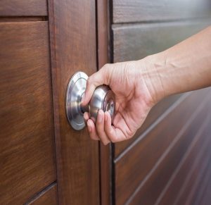 Comment les serruriers ouvrent les portes