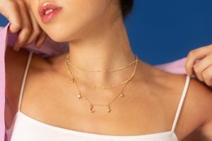 Conseils pour assortir les bijoux à une robe en soie pour les demoiselles d'honneur