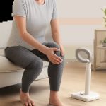 Illustration d’une routine simple pour accompagner la mobilité des genoux à la maison. L’image évoque le confort, la souplesse et la récupération dans un style moderne et rassurant.