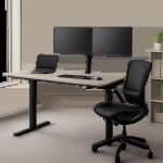 Un poste de travail moderne avec bureau assis debout, pensé pour alterner confortablement entre position assise et debout. L’image met en avant la stabilité, la sobriété premium et l’ergonomie au quotidien.