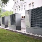 Rangée de pompes à chaleur installées devant un bâtiment résidentiel à Toulouse