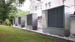 Rangée de pompes à chaleur installées devant un bâtiment résidentiel à Toulouse