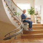 Monte-escalier moderne sur un escalier tournant, maison lumineuse